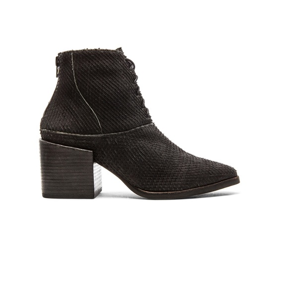 NIB Black Pointy Toe Lace Up Scaled Leather Boots - Picture 4 of 8