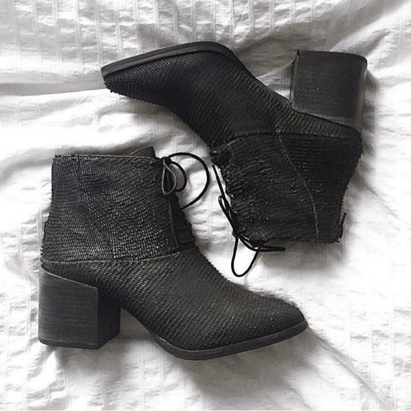 NIB Black Pointy Toe Lace Up Scaled Leather Boots - Picture 7 of 8