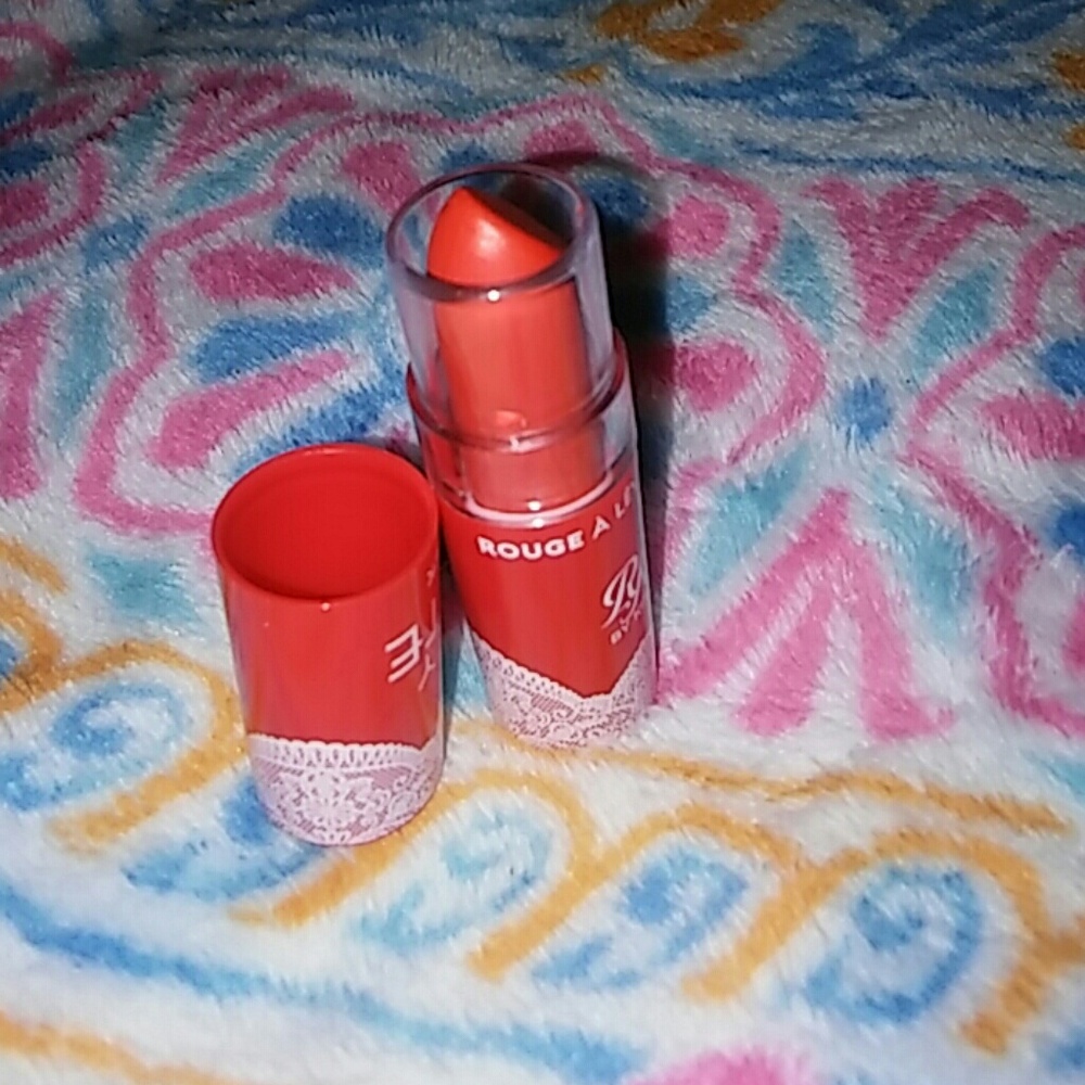 Lacy matte lipstick by kiss