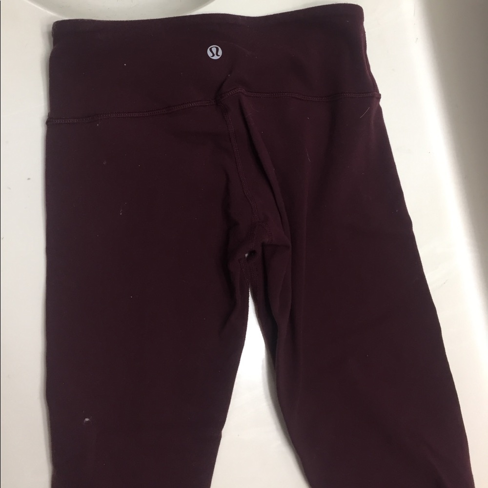 Lululemon Wunder Under Crops maroon/ burgandy - Picture 2 of 3