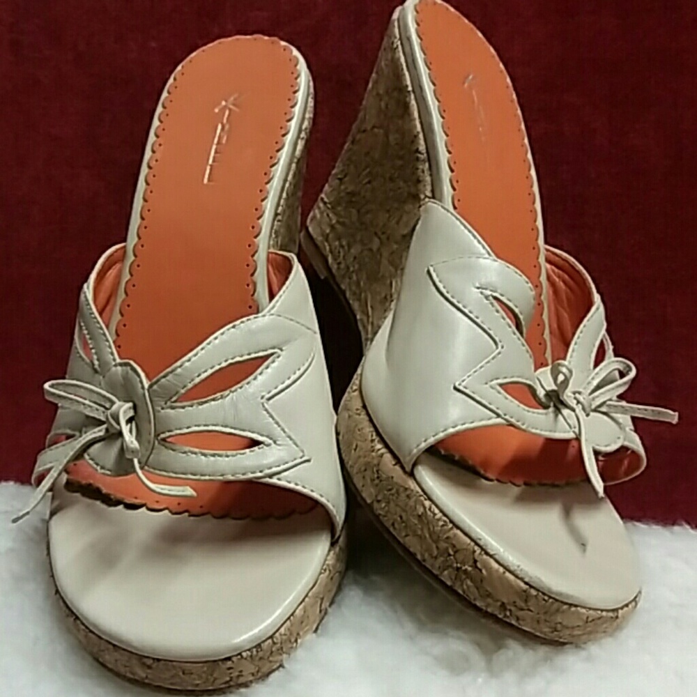 OPEN-TOE CREAMY BEIGE SOFT LEATHER SANDAL
