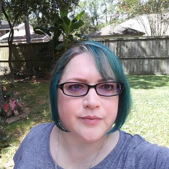 Meet your Posher, Andrea - Picture 2 of 2