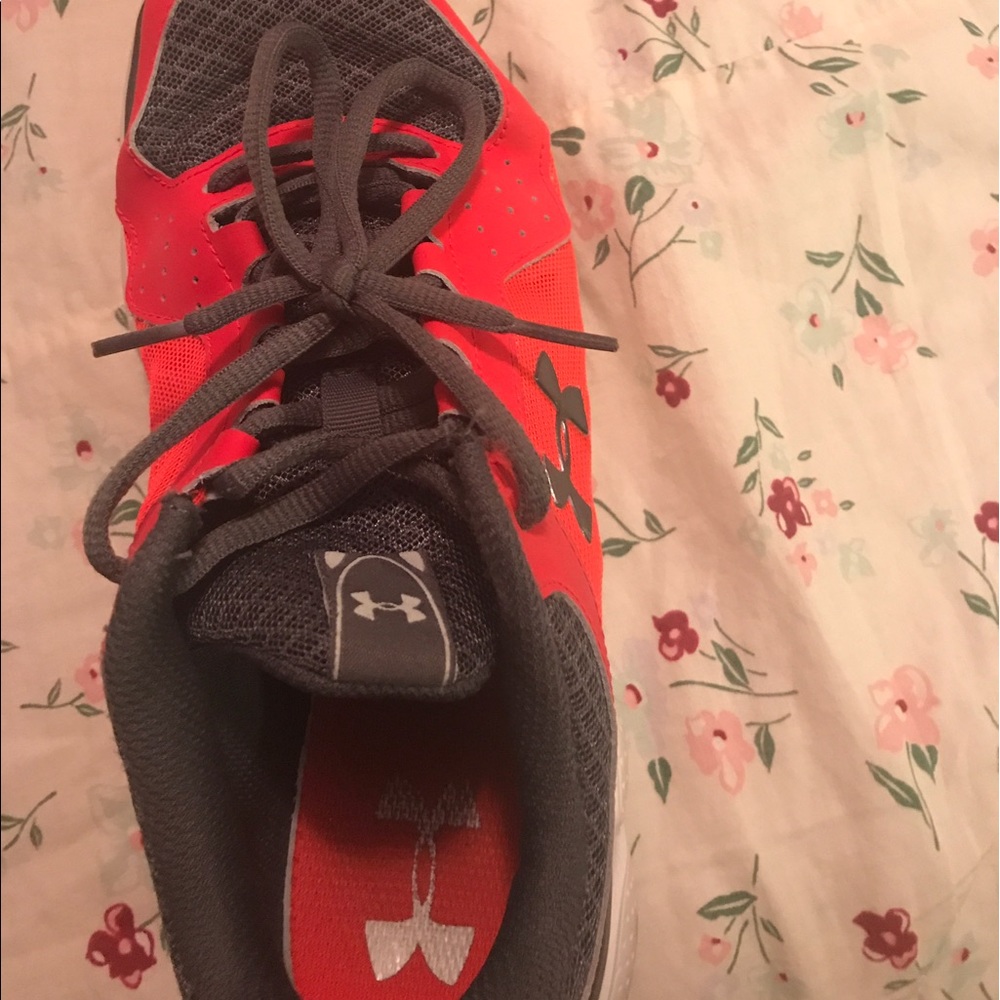 Bright  red nice under Armour, Size 6 Y