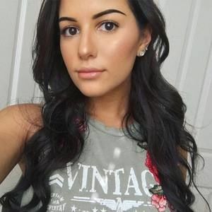 Meet your Posher, Dominique