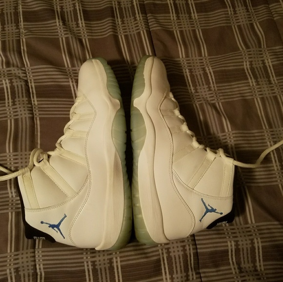 Legend Blue Jordan 11 - Picture 2 of 4
