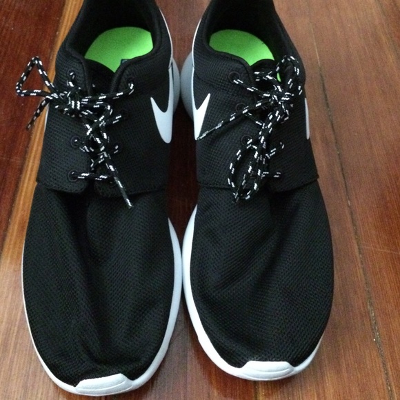 Nike Shoes - NIKE ROSHE