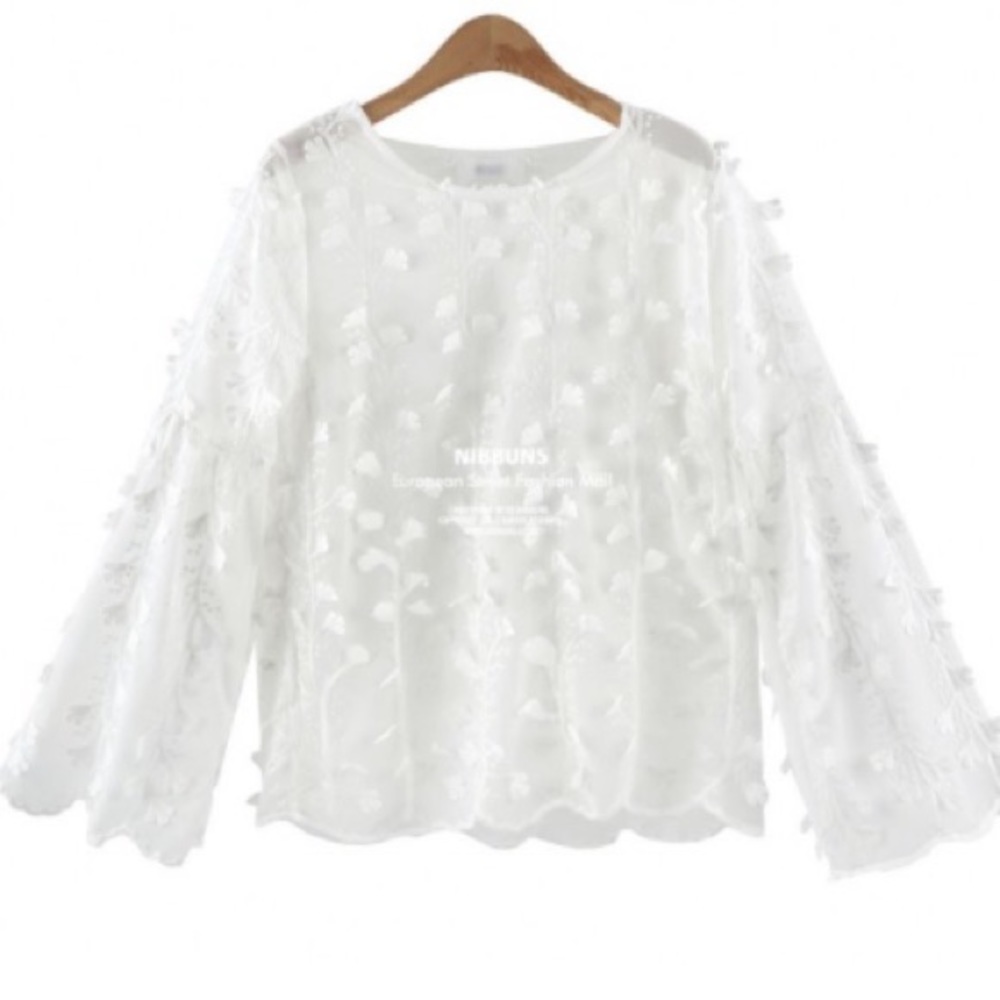 🛍NEW IN🛍 White Floral Appliqué Detailed Chic Top - Picture 3 of 4