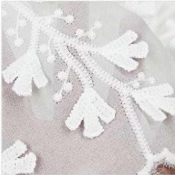 🛍NEW IN🛍 White Floral Appliqué Detailed Chic Top - Picture 2 of 4