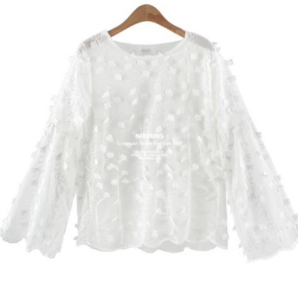 🛍NEW IN🛍 White Floral Appliqué Detailed Chic Top - Picture 3 of 4