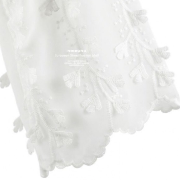 🛍NEW IN🛍 White Floral Appliqué Detailed Chic Top - Picture 4 of 4