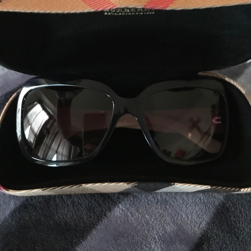 Burberry Sunglasses B4074 - Picture 5 of 7