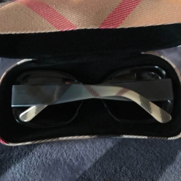 Burberry Sunglasses B4074 - Picture 4 of 7