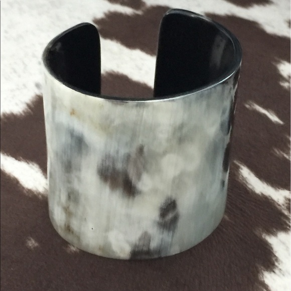 Large NWOT horn cuff - Picture 4 of 5