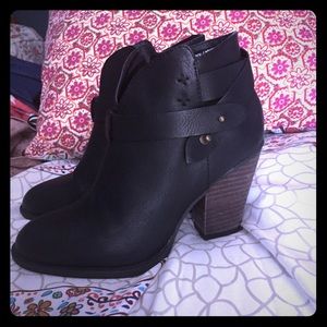 Women's XOXO kaitlyn black booties size 7 EEUC
