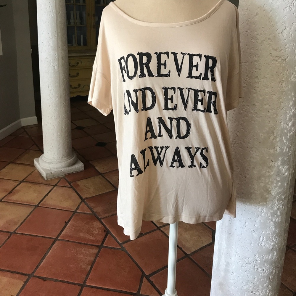 Tshirt with sequin lettering