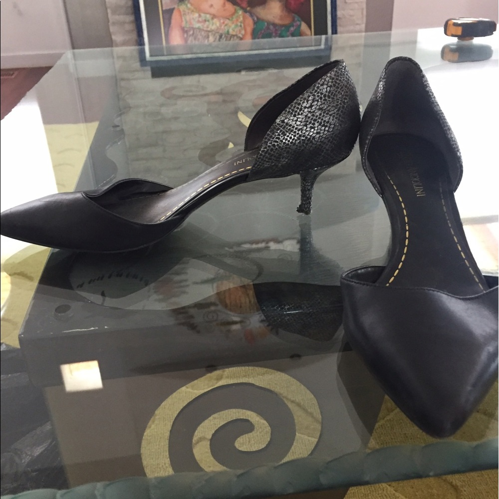 Short black heels with pattern on heel