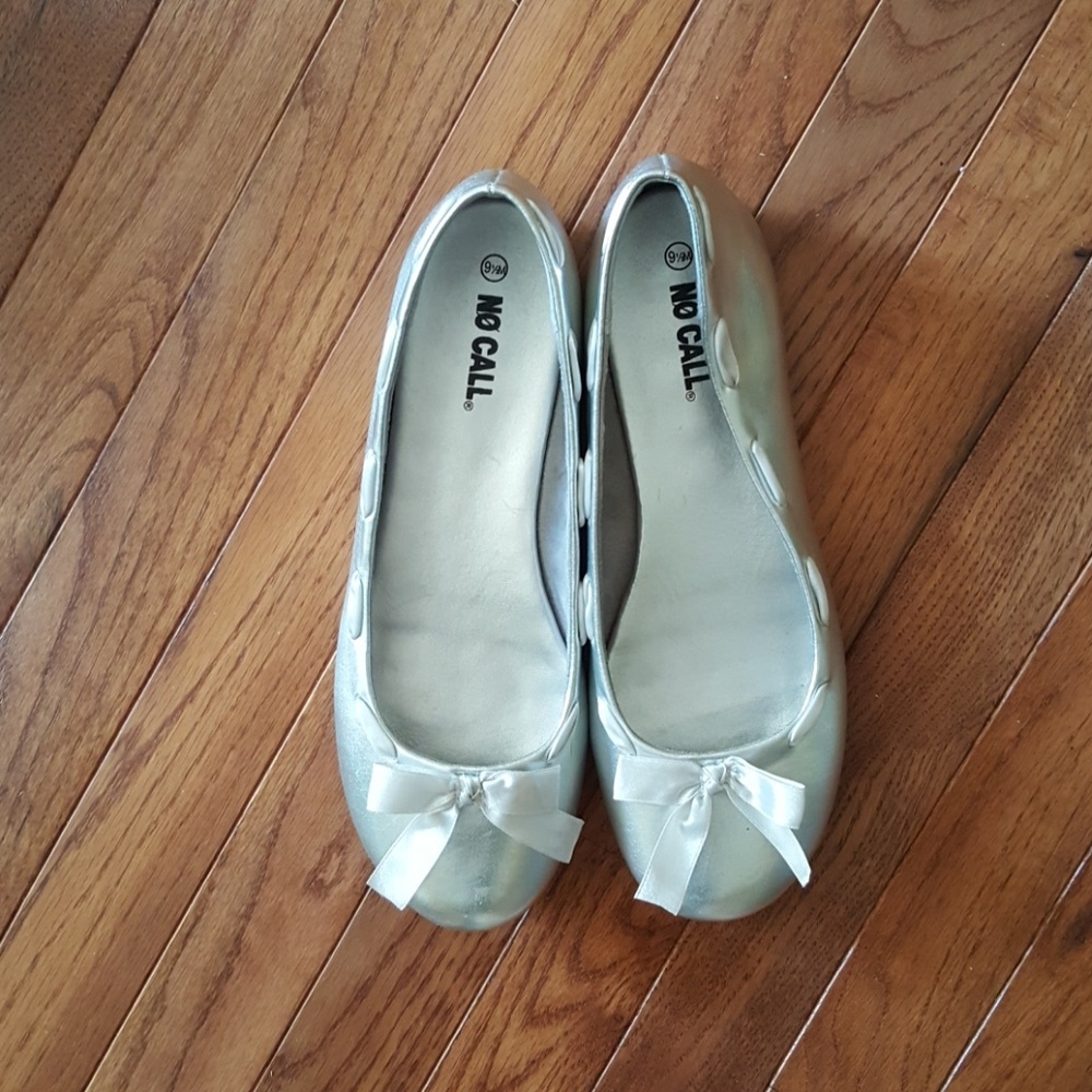 CUTE BOW TRIMMED SILVER BALLET FLATS