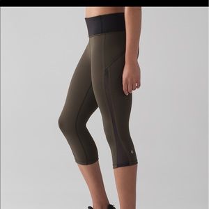 Lululemon Smooth Stride Crop 17" Green and Black