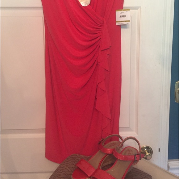 Rich coral color, very slimming and forgiving. - Picture 2 of 5