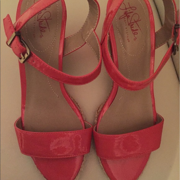 Rich coral color, very slimming and forgiving. - Picture 4 of 5