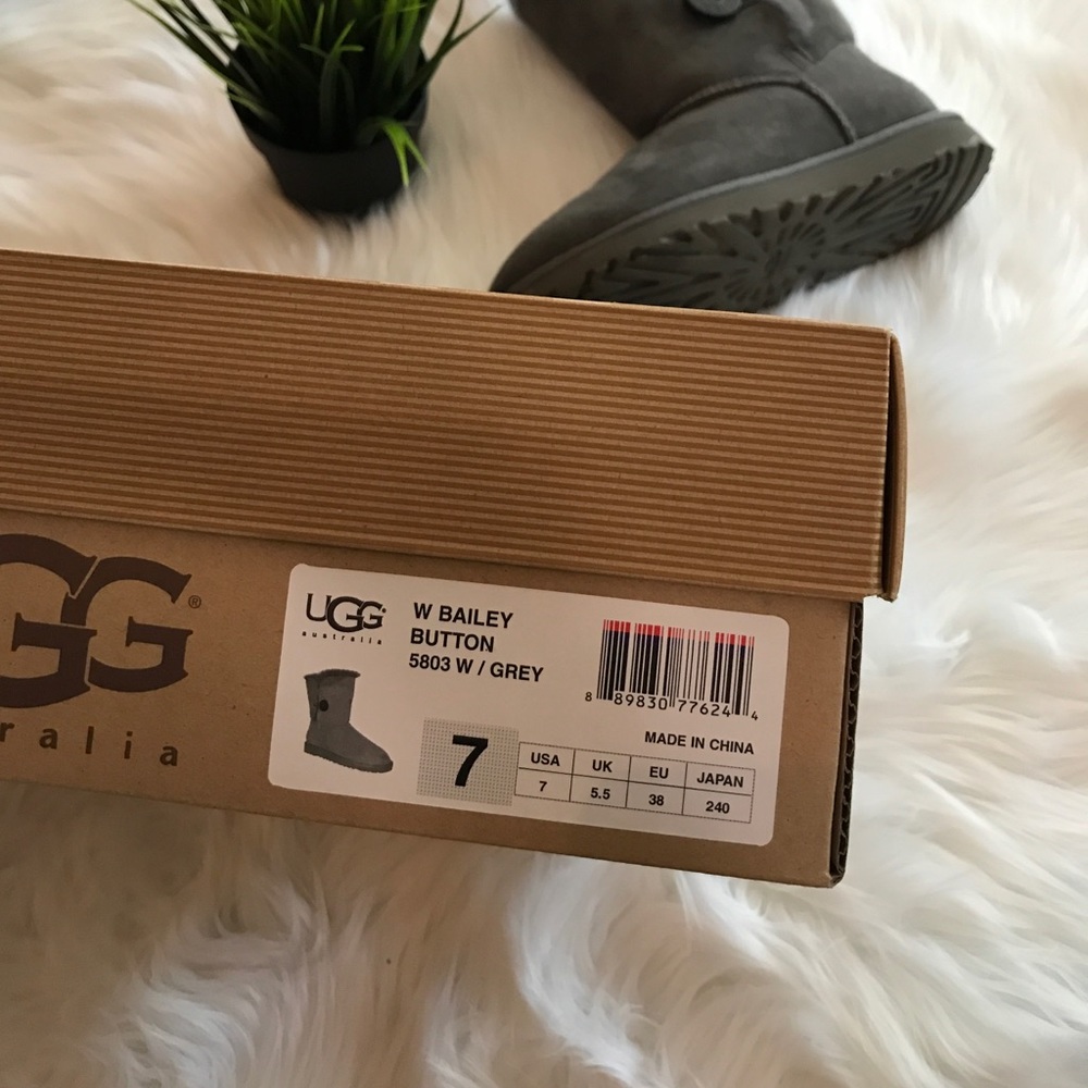Authentic UGG Bailey Button Boots - Picture 2 of 7