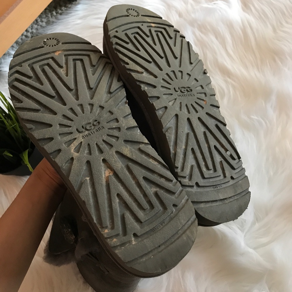 Authentic UGG Bailey Button Boots - Picture 5 of 7