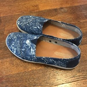 Toms Avalon slip ons