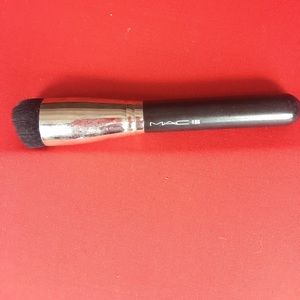 Authentic MAC 196. Foundation brush