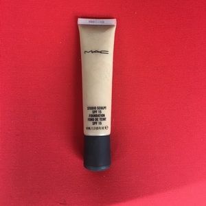 MAC studio sculpt foundation. Color: NW20