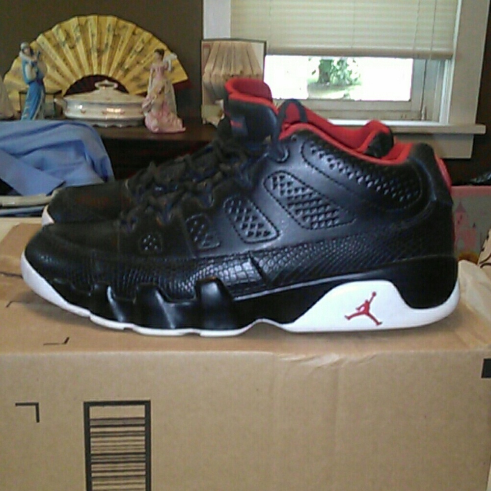 Mens Jordan retro 9 low Bred's size 10