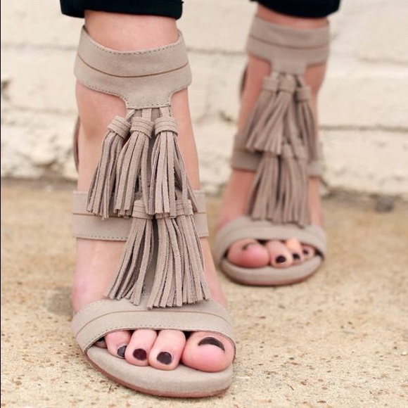 Chinese Laundry Shoes - Tan Suede Tassel Fringe Sandals