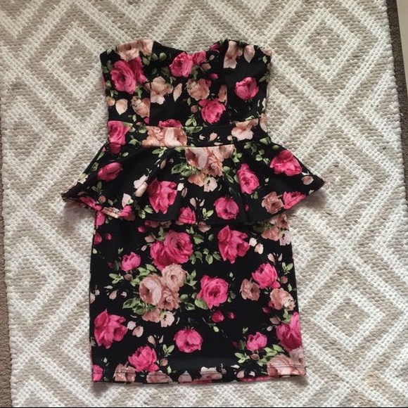 Dresses & Skirts - Strapless body on dress