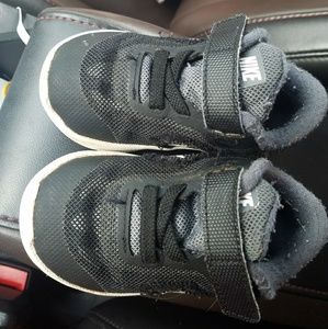 Black Nike Tennis Shoes