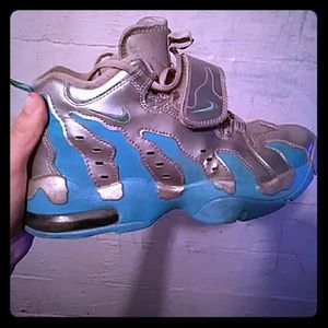 Airs