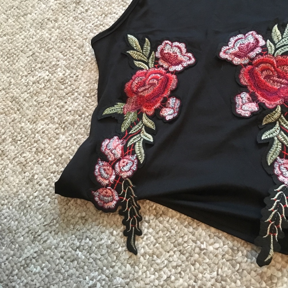 Rose patch crop tank - Picture 2 of 8