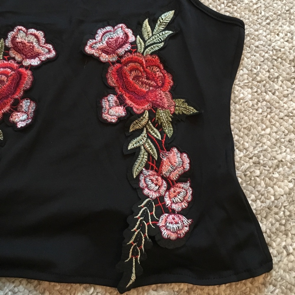Rose patch crop tank - Picture 3 of 8
