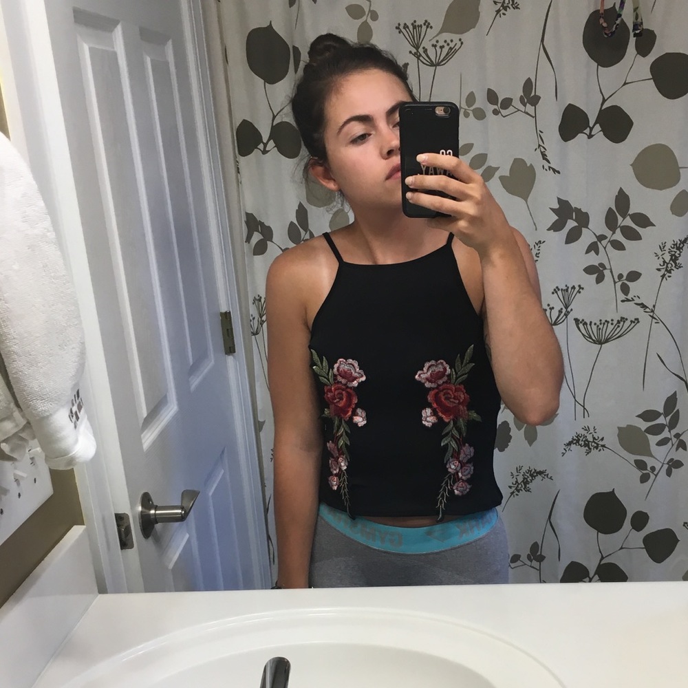 Rose patch crop tank - Picture 7 of 8
