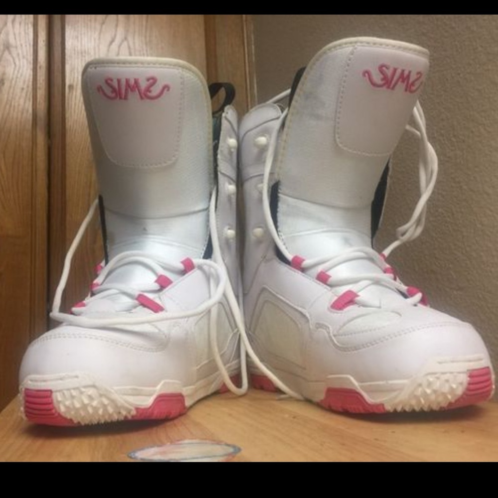 Women snowboarding boots