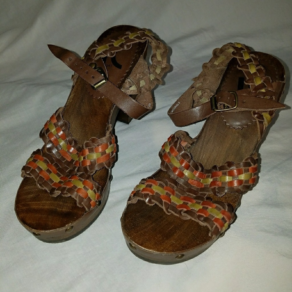 Reeport size 6 Brown braid sandals