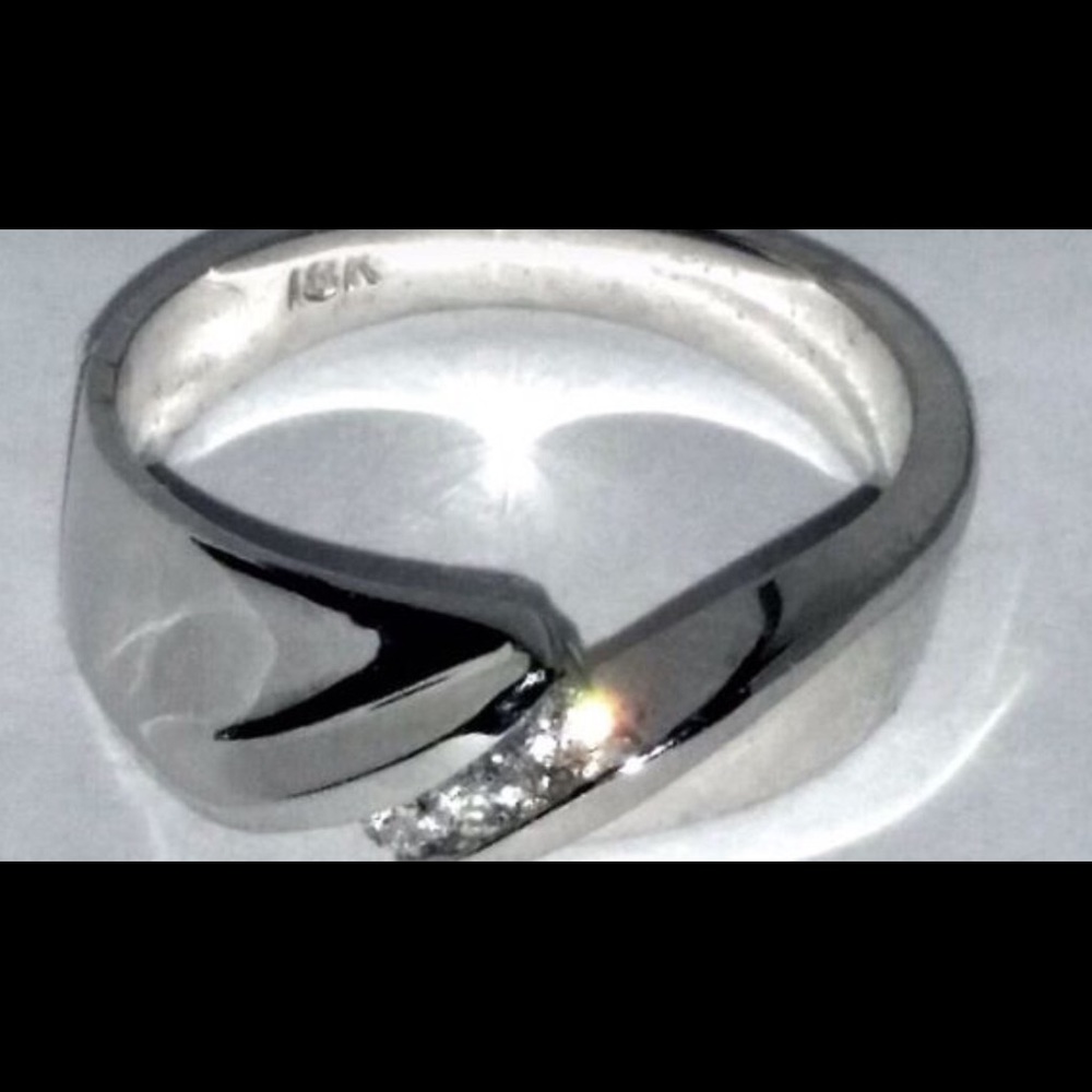 SOLD 😊 18k white gold ring with genuine diamonds