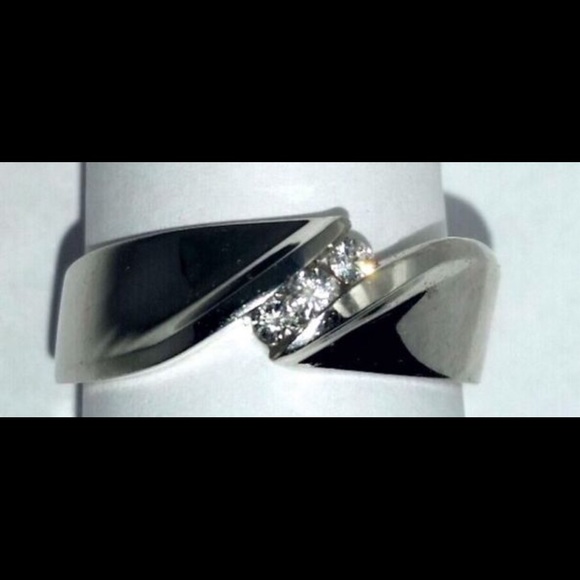 SOLD 😊 18k white gold ring with genuine diamonds - Picture 2 of 4