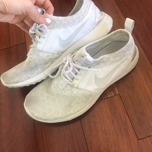 White nike gym shoes 8.5