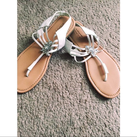 Cute jeweled white sandals - Picture 1 of 4