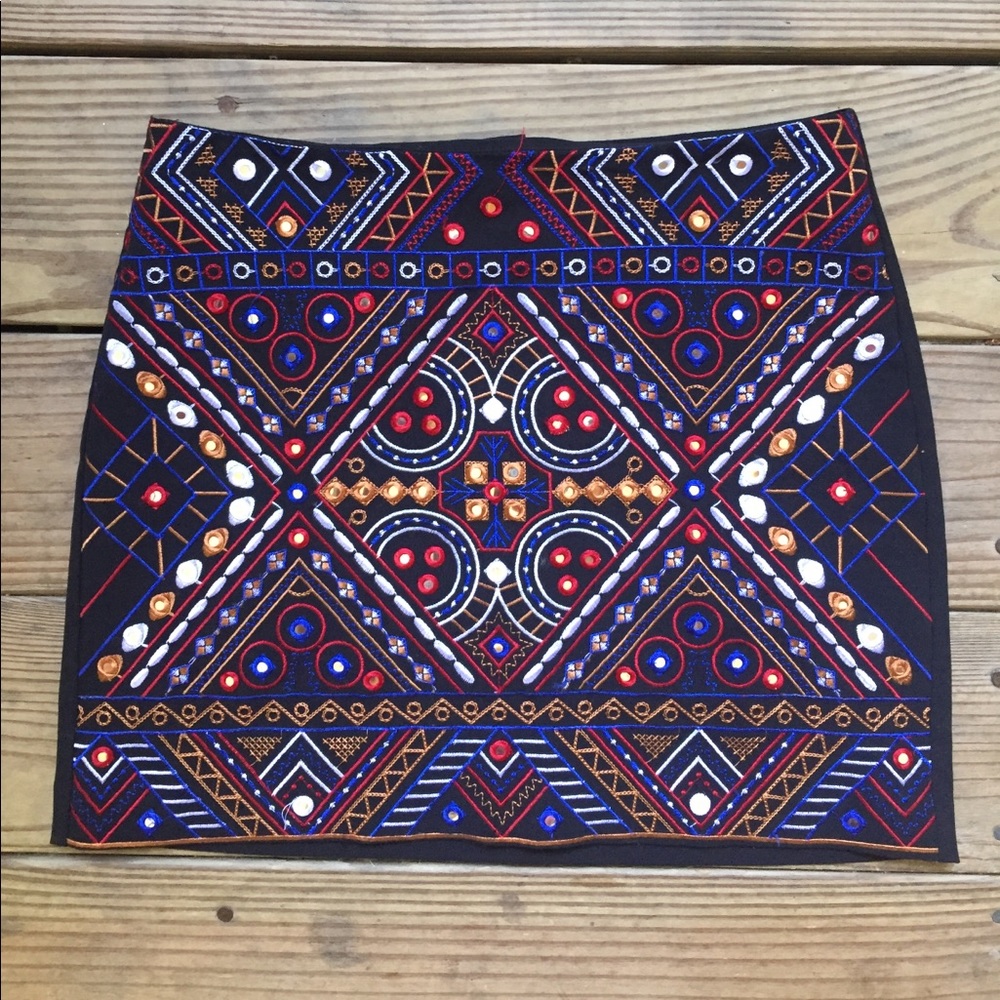 Embroidered short pencil skirt