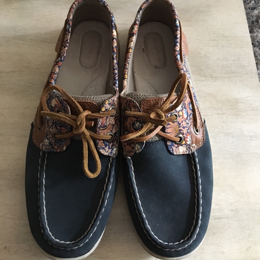 Sperry woman's size 8 Blue Floral shoes
