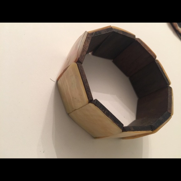 Yellow shells and wood bracelet - Picture 2 of 4