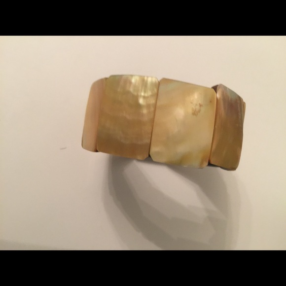 Yellow shells and wood bracelet - Picture 3 of 4