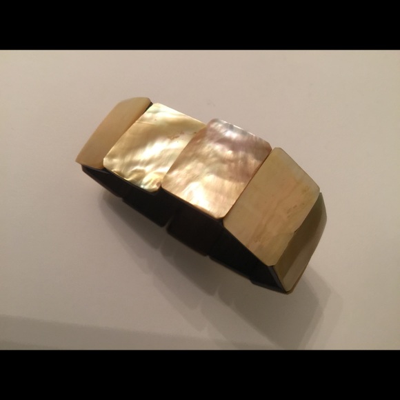 Yellow shells and wood bracelet - Picture 4 of 4