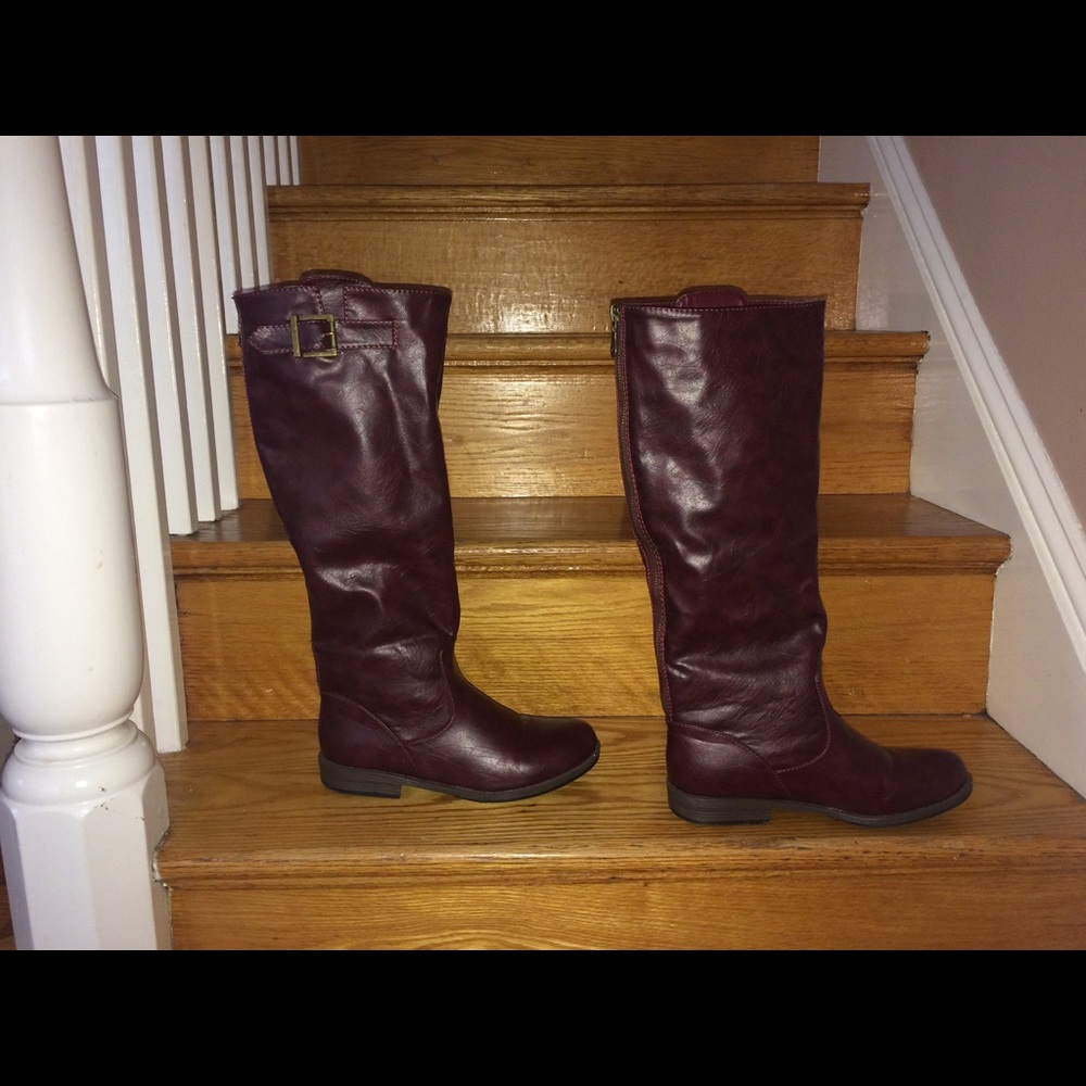 Chic leather boots in a washed red/brown color