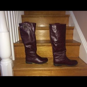 Chic leather boots in a washed red/brown color
